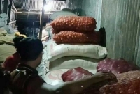   বেশি লাভের আশায় মজুদ ৪০ বস্তা পেঁয়াজ জব্দ, গোডাউন সিলগালা