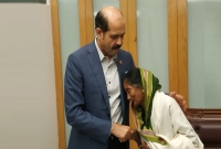 দুই লাখ টাকা পেয়ে আবেগে কাঁদলেন কাঙ্গালিনী সুফিয়া