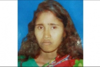 ছবি হাতে মেয়েকে খুঁজে বেড়াচ্ছেন এক অসহায় বিধবা মা