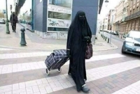 নেকাব খুলতে বলায় এয়ারপোর্ট থেকেই ফিরে গেলেন এক মুসলিম নারী!