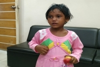 একটু পরপর কান্না করে মাকে খুঁজছে শিশুটি