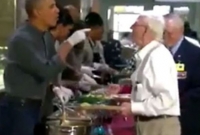 খাবার পরিবেশন করছেন সাবেক মার্কিন প্রেসিডেন্ট বারাক ওবামা!