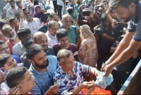 লাইনে দাঁড়িয়ে ৪৫ টাকার পেঁয়াজ কিনলেন মেয়র আরিফ