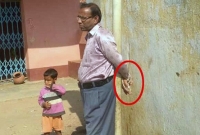 সময়মতো স্কুলে যাননি প্রধান শিক্ষক, খুঁটির সঙ্গে বেঁধে রাখল এলাকাবাসী