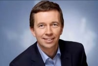 বিশ্ববিদ্যালয়ে পুলিশ পাহারায় ছাত্রছাত্রীদের ক্লাস নেন এই অধ্যাপক