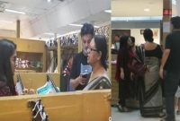  গুলশানের আড়ং শো-রুমে কেনাকাটা করছেন মিথিলার পরিবারসহ সৃজিত