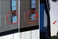 সাততলার জানলা দিয়ে উড়ে আসছে কোটি কোটি টাকা! নীচে টাকা কুড়াতে হুলস্থুল