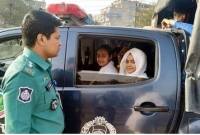 ধর্মঘটের কারণে নিজ গাড়িতে করে পিইসি পরীক্ষার্থীদের কেন্দ্রে পৌঁছালেন পুলিশ কর্মকর্তা