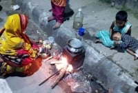 হাঁড়ির ভাতের অপেক্ষায় ক্ষুধার্ত ২ শিশু