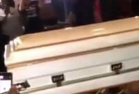 নিজের বিয়েতে কনে এলেন কফিনে শুয়ে!