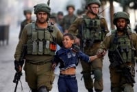 গভীর রাতে ফিলিস্তিনি শিশুদের বাড়ি থেকে ধরে নিয়ে যাচ্ছে ইসরায়েলি বাহিনী