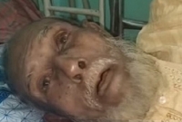 দাওয়াত খাওয়ানোর কথা বলে এই অসুস্থ বৃদ্ধ বাবাকে রাস্তায় ফেলে গেছেন সন্তানেরা