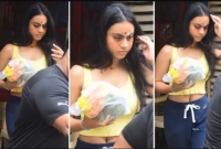 অর্ধন'গ্ন পোশাকে মন্দিরে অজয় দেবগণের মেয়ে, স'মালো'চনার ঝড়