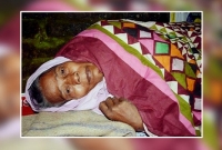  এই বৃদ্ধা মাকে রাতের আঁধারে বরিশালের রাস্তায় ফেলে গেছেন স্বজনরা!