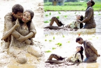 কাদার মধ্যে অভিনব প্রি-পোস্ট ওয়েডিং ফটোগ্রাফি! বিস্মিত নেটদুনিয়া