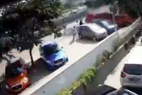 ফ্লাইওভার থেকে নিচে পড়ল গাড়ি, ভ'য়াব'হ দুর্ঘটনায় নিহ'ত ১