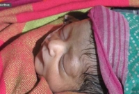 রাস্তার পাশ থেকে নবজাতক উদ্ধার রাস্তার পাশ থেকে নবজাতক উদ্ধার