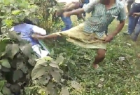 লাথি মেরে গর্তে ফেলে দেওয়া হল পশ্চিমবঙ্গের বিজেপি প্রার্থীকে