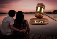 বিয়ের সাত বছর পর স্ত্রীকে প্রেমিকের হাতে তুলে দিতে আদালতে স্বামী!