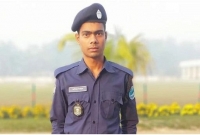 ডিউটিরত পুলিশকে চাপা দিয়ে পালিয়ে গেল পিকআপ