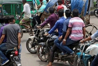 'জয় শ্রীরাম' স্লোগান দিয়ে স্কুলের সামনে বো'মাবর্ষ'ণ-গু'লি