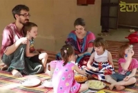 গরিবের সেবা করতে উন্নত জীবন ছেড়ে বাংলাদেশের প্রত্যন্ত গ্রামে মার্কিন ডাক্তার দম্পতি