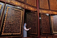 ৯ বছরের চেষ্টায় গরীব সাফওয়াতিল্লাহ তৈরি করলেন কাঠে খোদাই করা পৃথিবীর সর্ববৃহৎ কোরআন শরীফ!