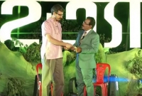 নতুন ডাক্তার ভাইয়ের হাতে ২ লক্ষ টাকার চেক তুলে দিলেন হানিফ সংকেত