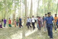 হঠাৎ সাকিবের আসার খব‌রে নয়ারহাট ইউ‌নিয়‌নে উৎসুক জনতার ভিড় 