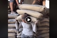 সন্তানকে মানুষ করতে সিমেন্টের বস্তা ঘাড়ে তুলে নিলেন মা!