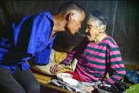 দুই হাত নেই, মুখে চামচ নিয়ে তিন বেলা অসুস্থ বৃদ্ধ মাকে খাওয়ান পুত্র