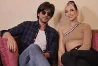 অর্ধেক বয়সী তরুণীর প্রেমে মজলেন শাহরুখ খান