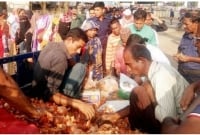 ৪৫ টাকার পেঁয়াজ কিনতে হুমড়ি খেয়ে পড়ছেন মানুষ