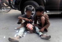 একটি কুকুর ছানাকে সুস্থ করার জন্য দুই পথ শিশু চেষ্টা, মুগ্ধ নেটদুনিয়া