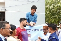  ৪৫ টাকা কেজি মূল্যে পেঁয়াজ বিক্রি উদ্বোধন করলেন মাশরাফি