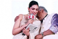 দীপিকাকে জড়িয়ে ধরে কান্নায় ভেঙে পড়লেন বনি কাপুর!