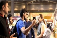 সেলফি তুলতে গিয়ে গায়ে হাত, মেজাজ হারালেন সারা আলী খান