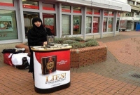 জার্মানে বিনামূল্যে পবিত্র কুরআন বিতরণ করছেন তরুণী