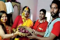 পেঁয়াজের দাম বাড়ায় সংসারে অশান্তি! তাই পেঁয়াজই এখন বিয়ের উপহার!