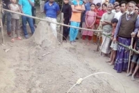 মাটি খুঁড়তেই বেড়িয়ে এলো ৬০ বছর আগের পরহেজগার ব্যক্তির অক্ষ'ত দেহ