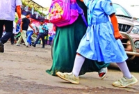 বাবার কোলে যেতে গিয়ে গাড়ি নিচে; শিশুর করুণ মৃত্যু!