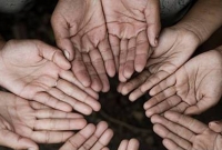 ঘরে খাবার নেই, খিদের চোটে মাটি খায় শ্রীদেবীর ৬ সন্তান!