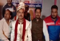 বিয়ে করতে যাওয়ার পথে ধর্মঘট-অনশনে যোগ দিলেন বর