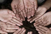 ঘরে খাবার নেই, মাটি খেয়ে বাঁচার চেষ্টা ৬ শিশুর!