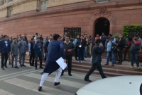 সময় মতো সংসদে পৌঁছাতে দৌড়াচ্ছেন রেলমন্ত্রী!