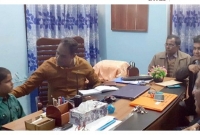 খেলতে বাধা দেয়ায় ৭ বছরের শিশুর থানায় কেঁদে কেঁদে অভিযোগ!