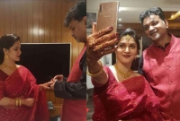 হাতে মেহেদি, পরনে লাল জামদানি: নতুন বউ মিথিলাকে সঙ্গে নিয়ে হাজির সৃজিত