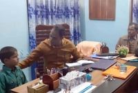 মাঠে খেলতে না দেয়ায় থানায় গিয়ে অভিযোগ করলো ৭ বছরের শিশু