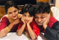 মেয়ে আইরাকে মাঝে নিয়েই রেজিস্ট্রি বিয়ে করলেন মিথিলা-সৃজিত