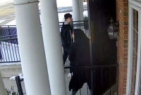 মসজিদের দরজা খুলে দিয়ে শতাধিক মানুষের প্রাণ বাঁচাল মুসলিম শিক্ষার্থী